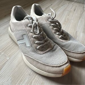 Tom’s tennis shoes